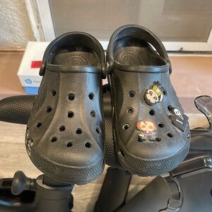 Black crocs w7